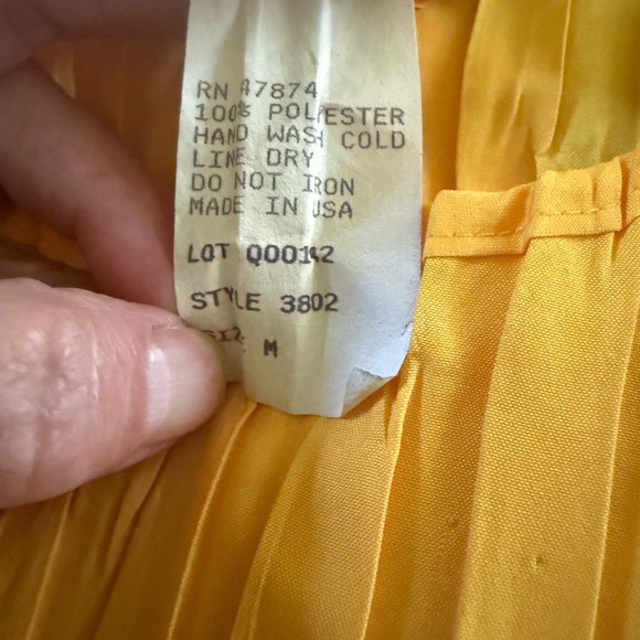 Womens Orare vintage gold pleated top with cap sleeves. EUC Size Medium - Picture 7 of 7